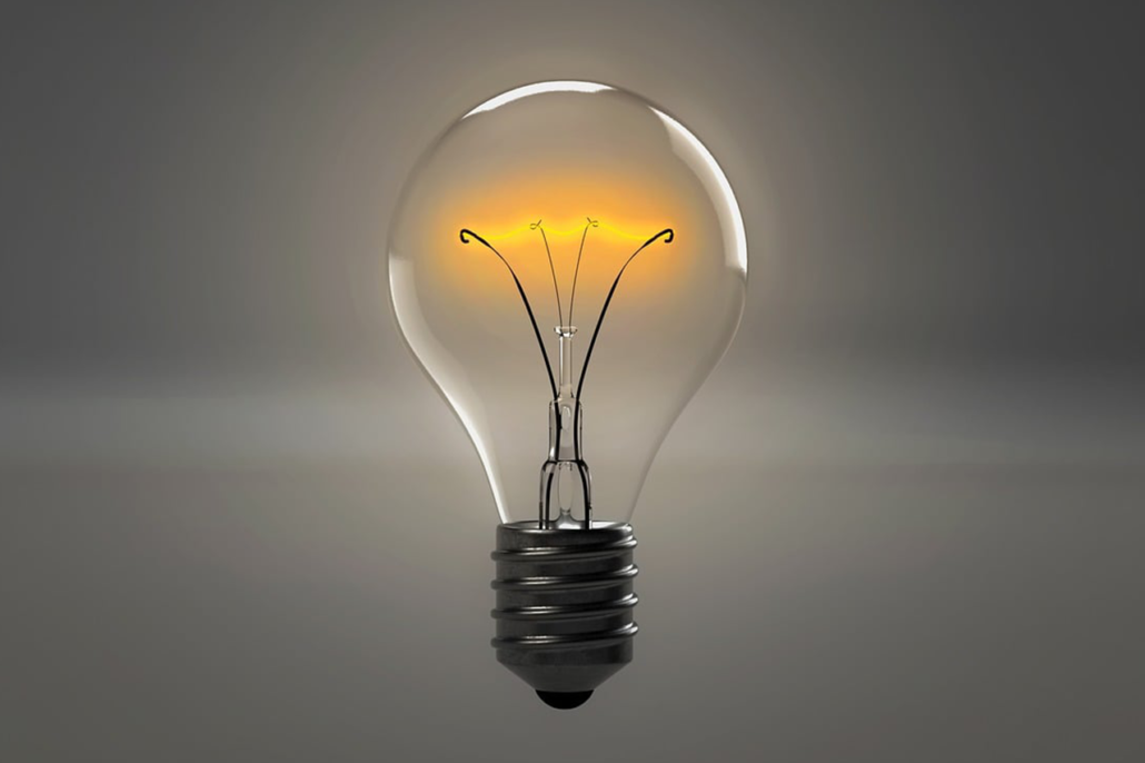 Medinoxx Innovation Leuchtende Glühbirne als Symbol für Innovation und technische Weiterentwicklung bei Medinoxx.