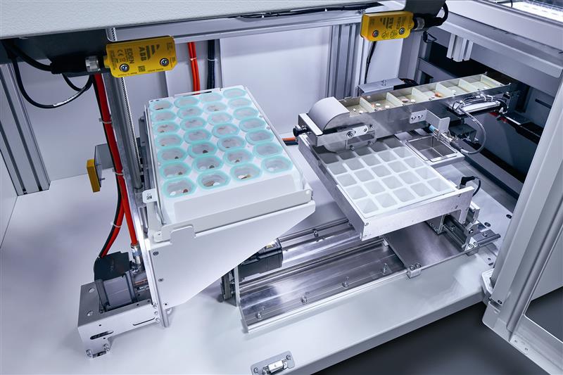 Consis.ATP Automatisierungssystem - Befüllung der Medi-Trays Automatisiertes Befüllsystem Consis.ATP mit eingesetztem Medinoxx Medi-Tray in einer modernen Blisterumgebung.